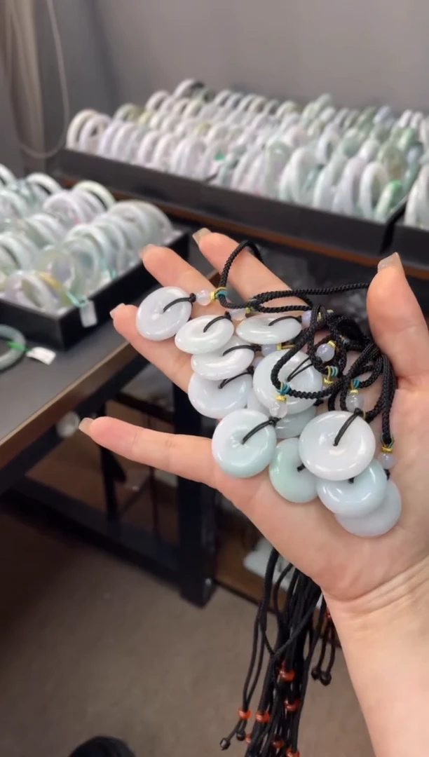 【闪购商品】翡翠吊坠(不含链)未镶嵌多样性发货 发一件