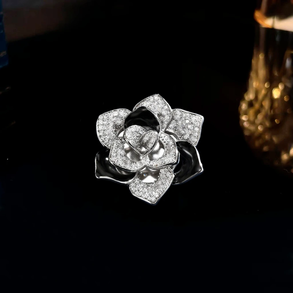 铜合成锆石胸针 奢华山茶花精致轻奢胸针扣高端百搭胸花黑色别针