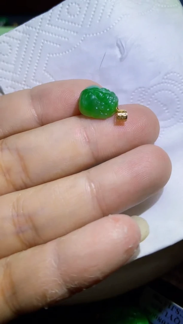 翡翠18K金镶嵌颈饰吊坠