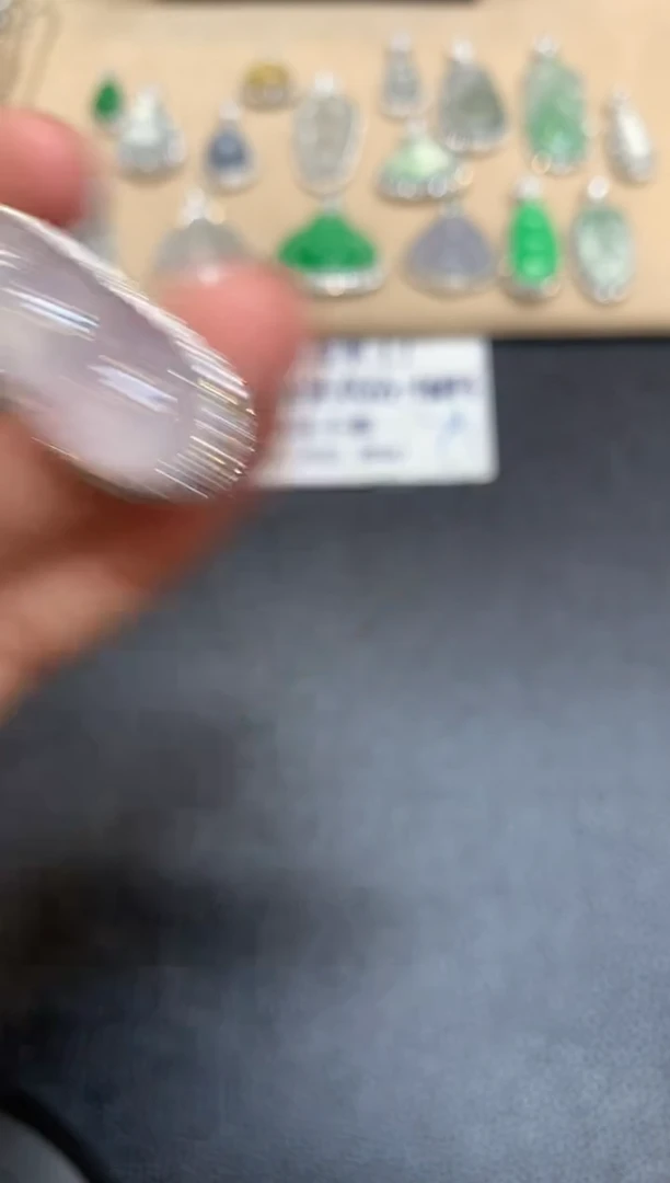 颈饰18K金镶嵌翡翠福豆【无服务费【48小时鉴赏期】