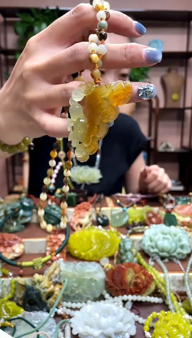 未镶嵌岫玉颈饰·