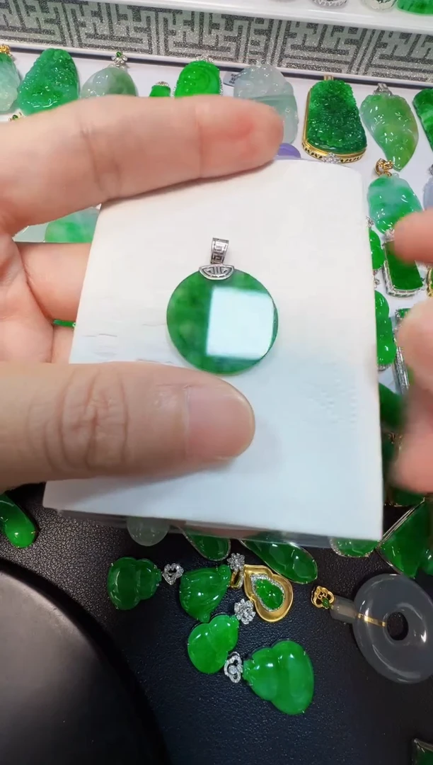 翡翠18K金镶嵌吊坠(不含链)800