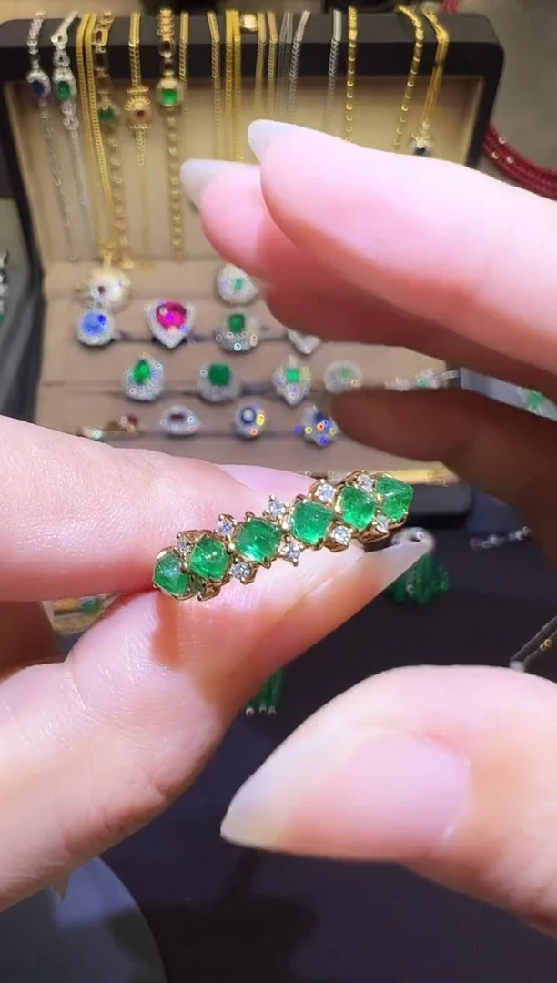 18K金镶嵌戒指祖母绿0.71ct