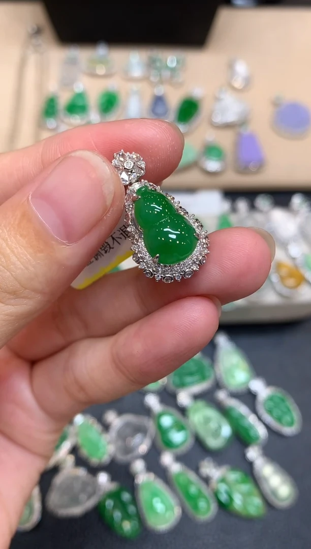 颈饰18K金镶嵌翡翠葫芦【无服务费