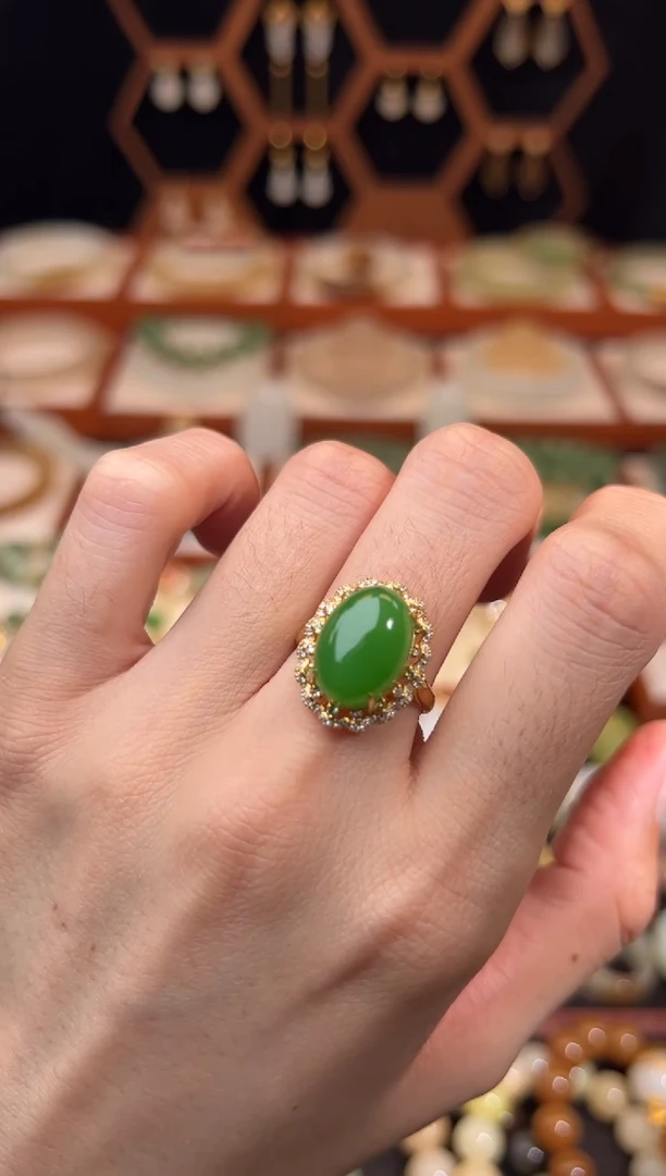 18K金镶嵌戒指和田玉精品