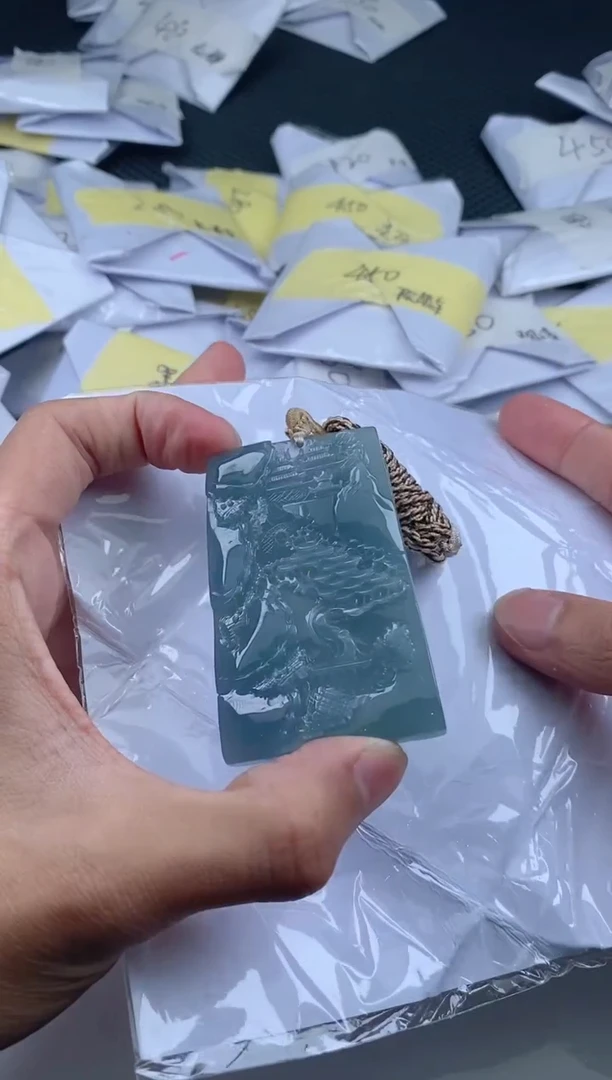 翡翠未镶嵌颈饰