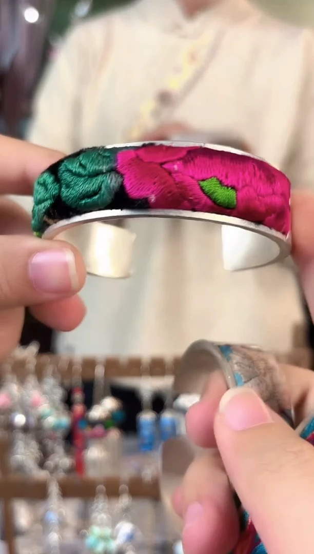 彩云南阁非遗老绣苗银饰品339