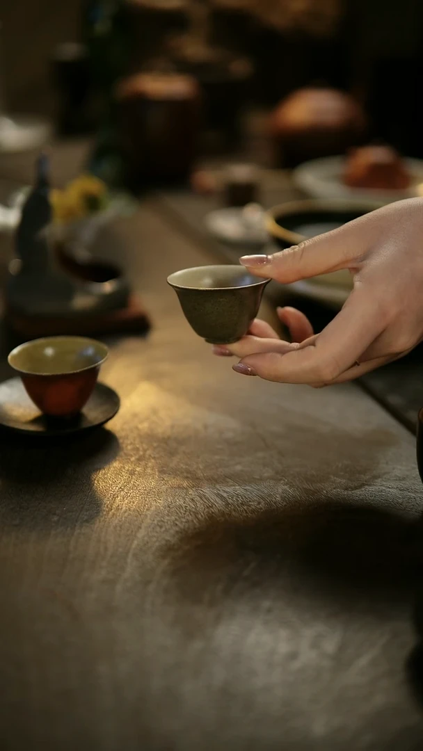 阿眠     云龙红绿釉品茗杯