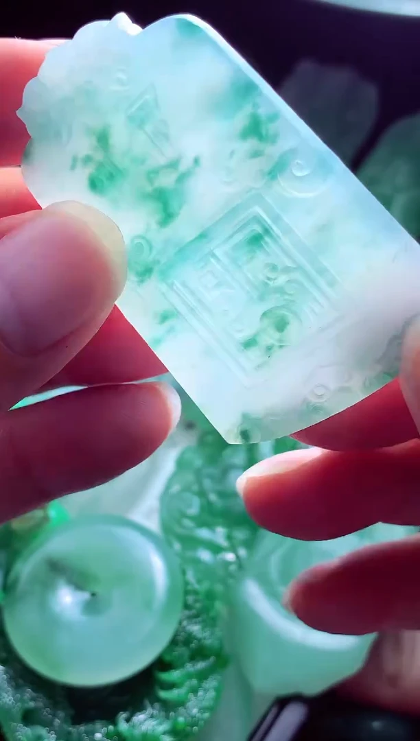 未镶嵌定制翡翠故*?翡翠毛货定制