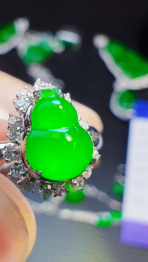 18K金镶嵌戒指翡翠三*翡翠