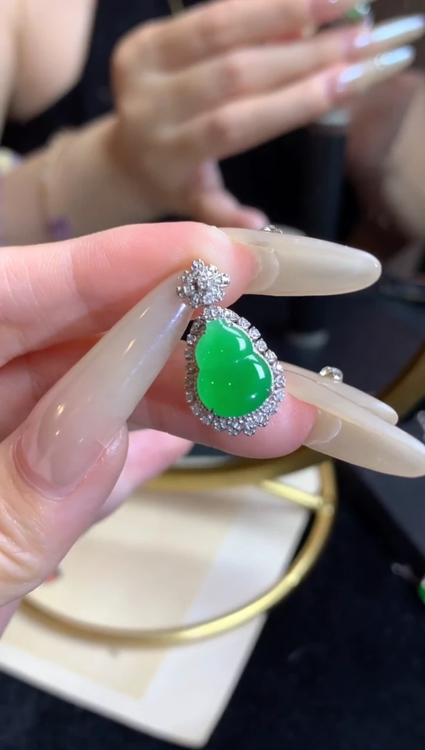 颈饰18K金镶嵌翡翠翡翠葫芦