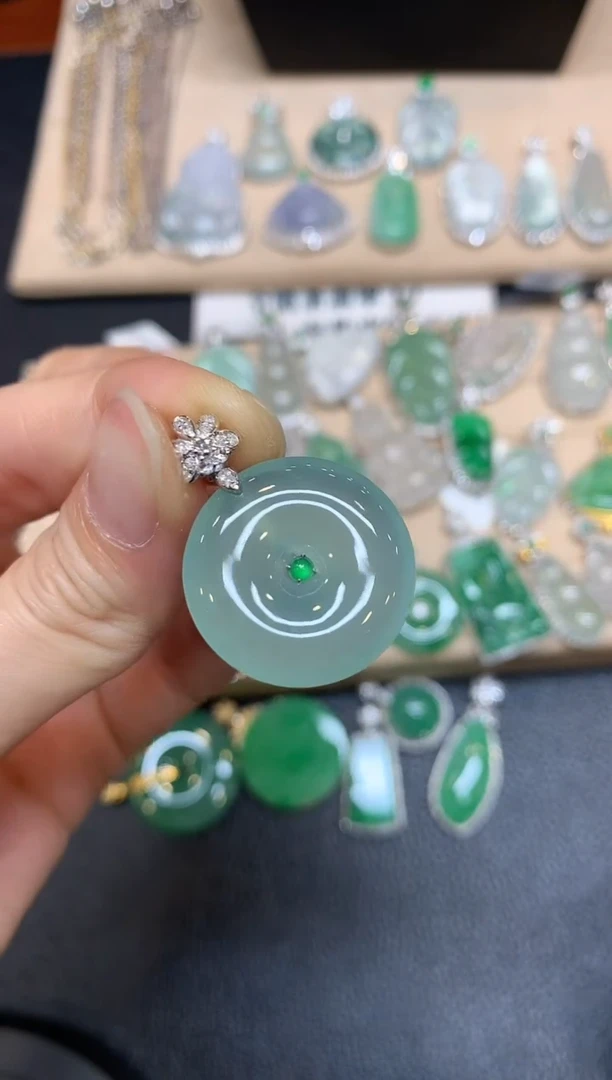 【闪购商品】翡翠颈饰18K金镶嵌平安扣【无服务费