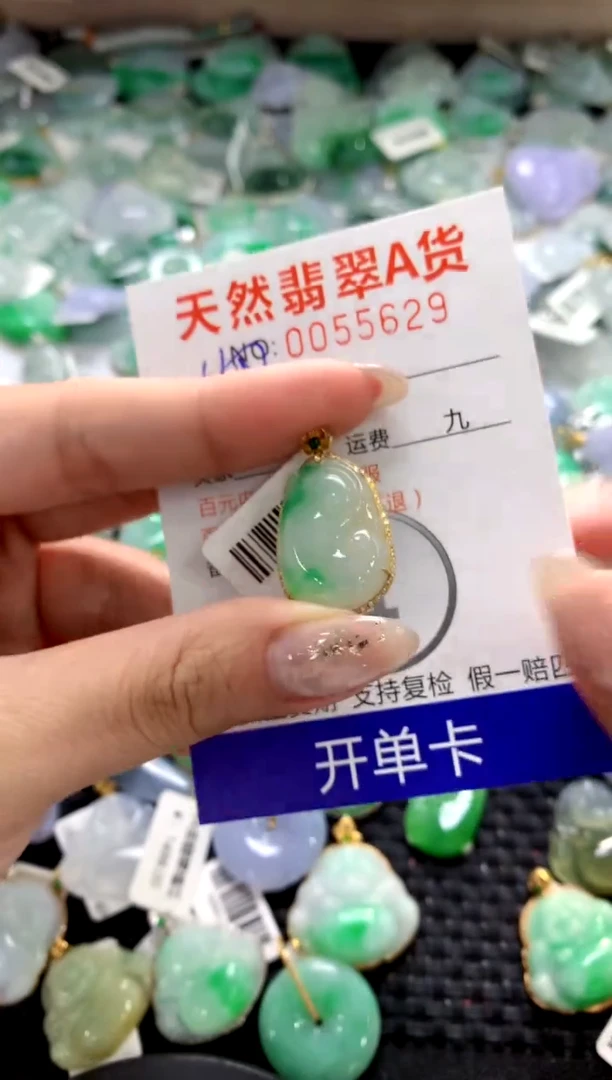 颈饰18K金镶嵌翡翠1111111111111111