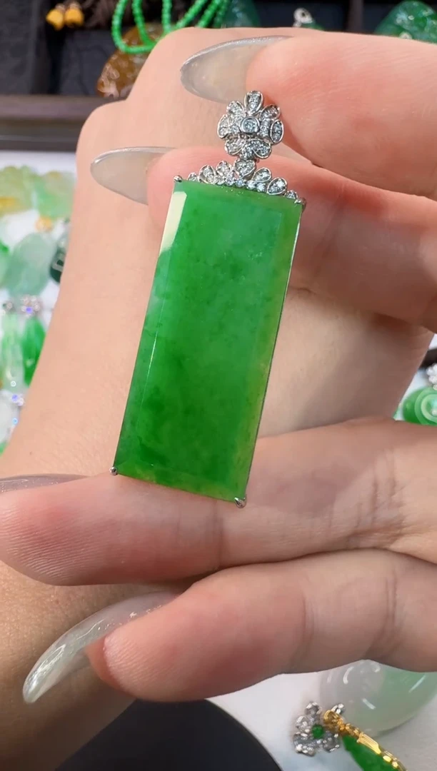 颈饰18K金镶嵌翡翠缅甸A货翡翠