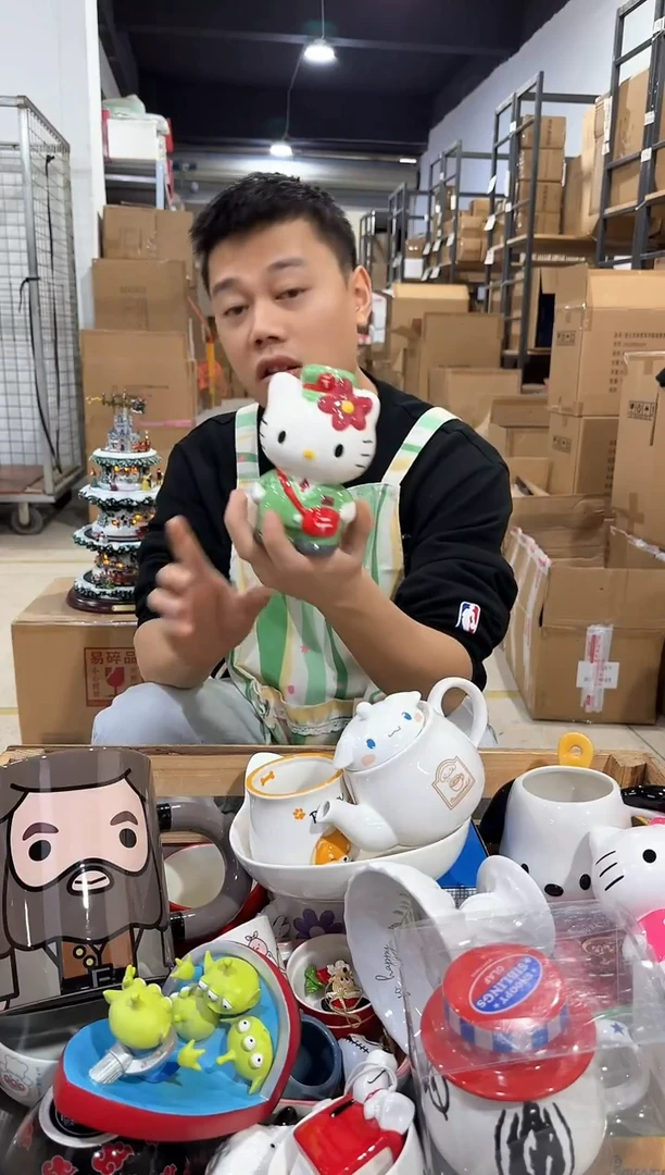 瓷片绿色kt猫邮递员钱罐