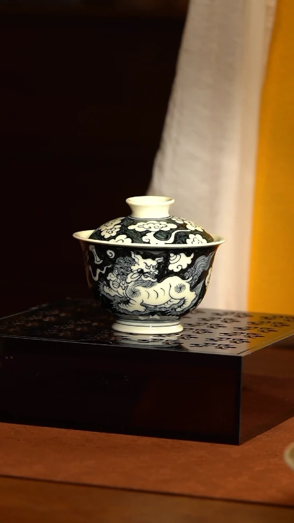 LQT立勤堂青花蓝底满工狮子盖碗