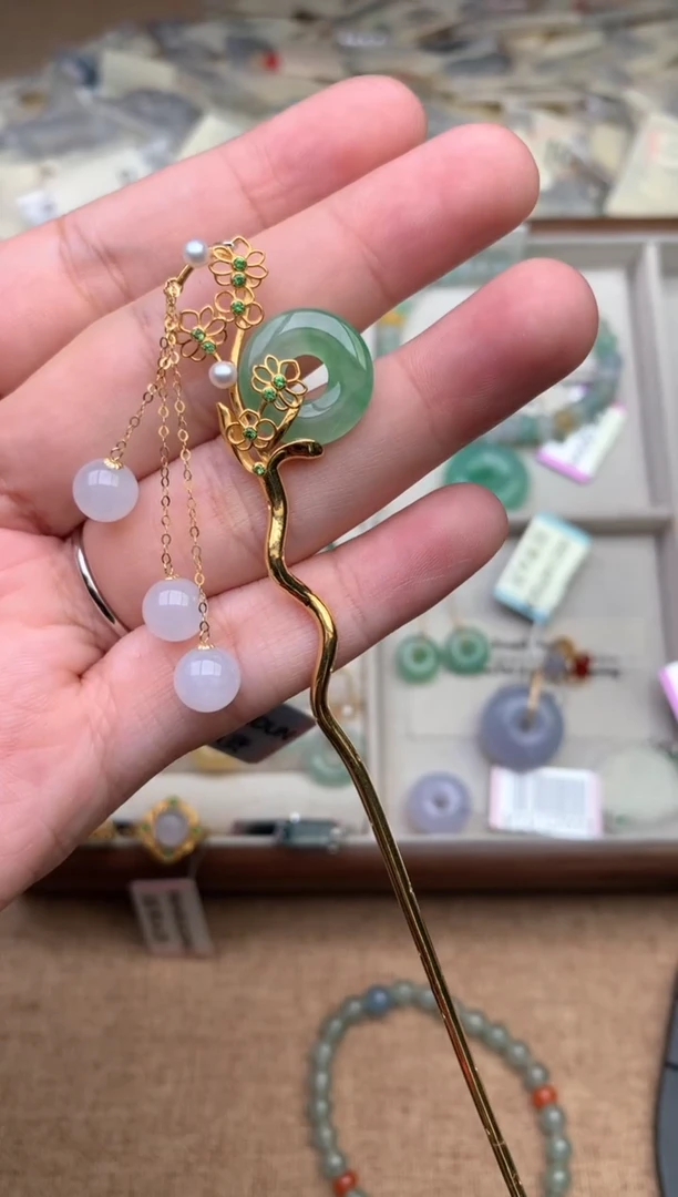 18K金镶嵌挂件翡翠一发簪