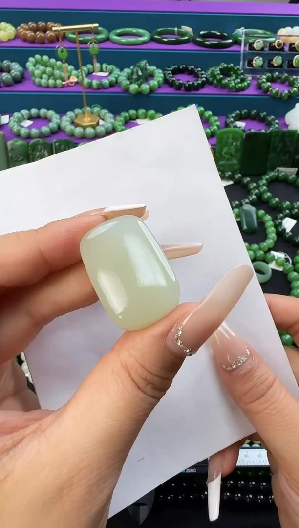 颈饰未镶嵌和田玉吊坠