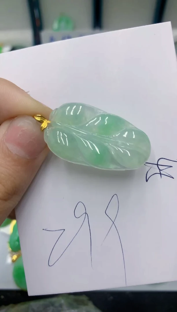 颈饰18K金镶嵌翡翠 翡翠