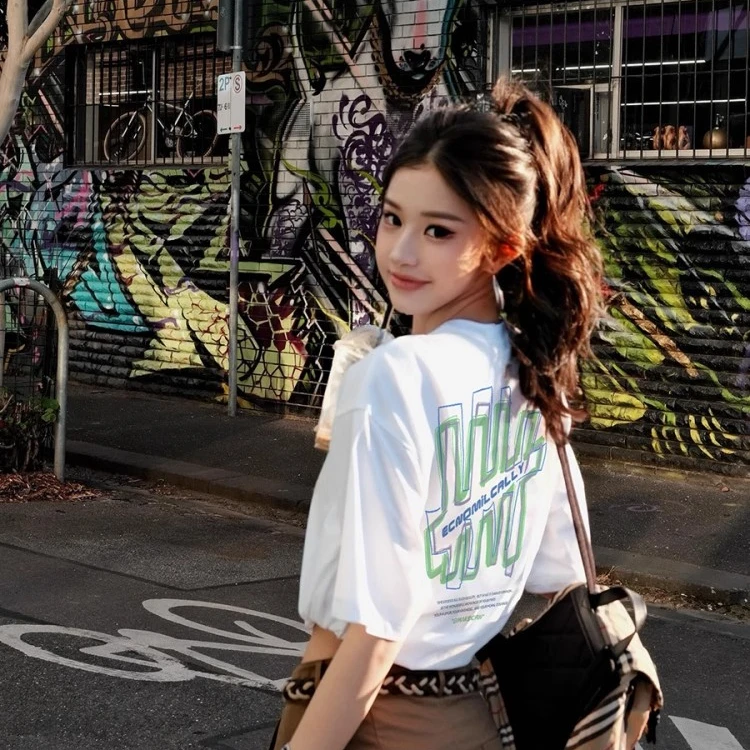 胖mm300斤美式字母白色短袖正肩女t恤宽松半袖上衣设计感小众女夏