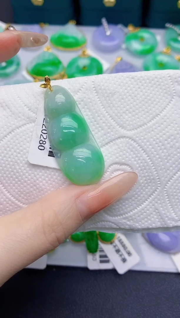 颈饰18K金镶嵌翡翠缅甸天然翡翠A货