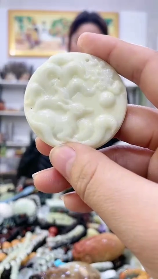 未镶嵌蛇纹石玉吊坠