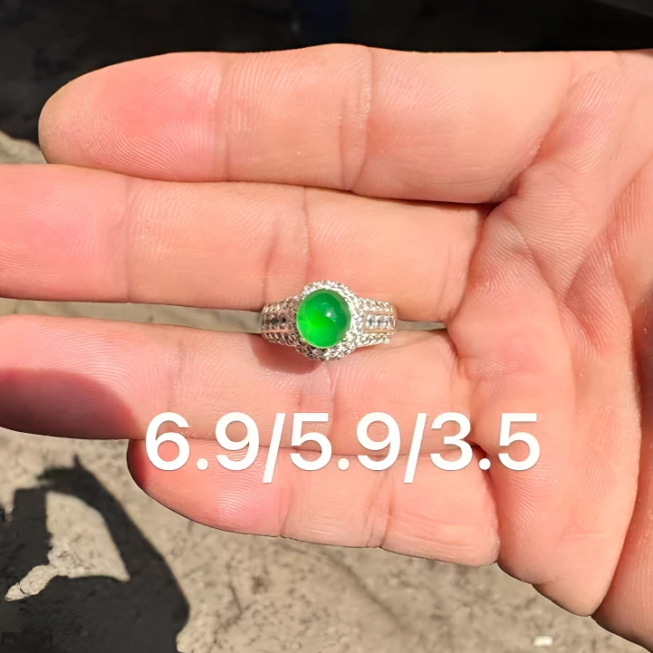 1022(小哪吒在源头)冰种翡翠晴阳绿戒面干净肉细饱满荧光足M120