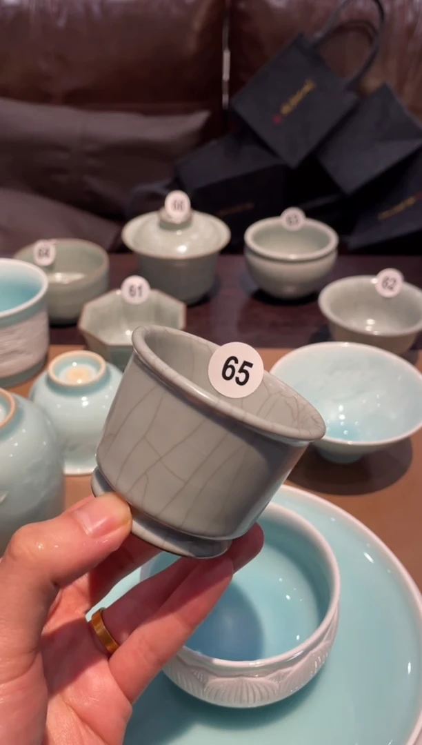 65卢湛官窑 容天杯