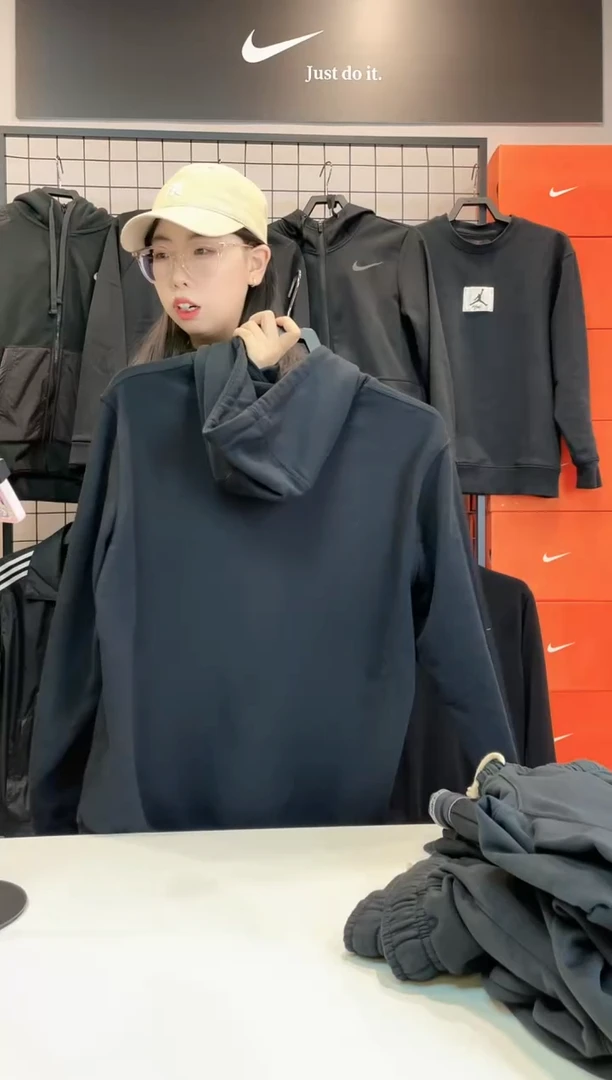 3867黑色连帽卫衣XL码150斤-170斤不退换