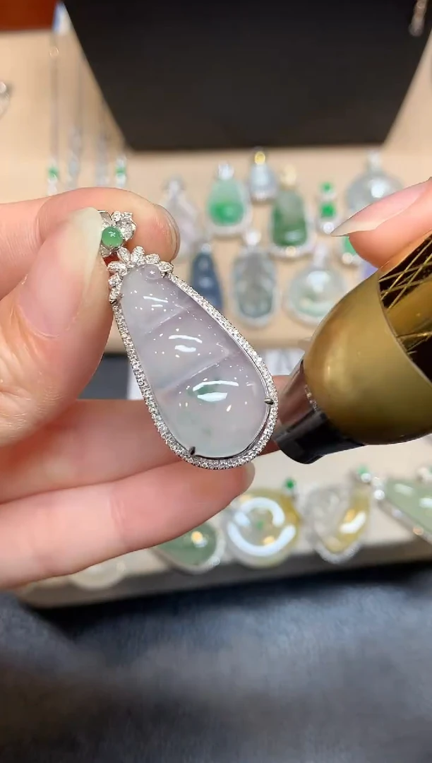 吊坠(不含链)18K金镶嵌翡翠福豆【无服务费