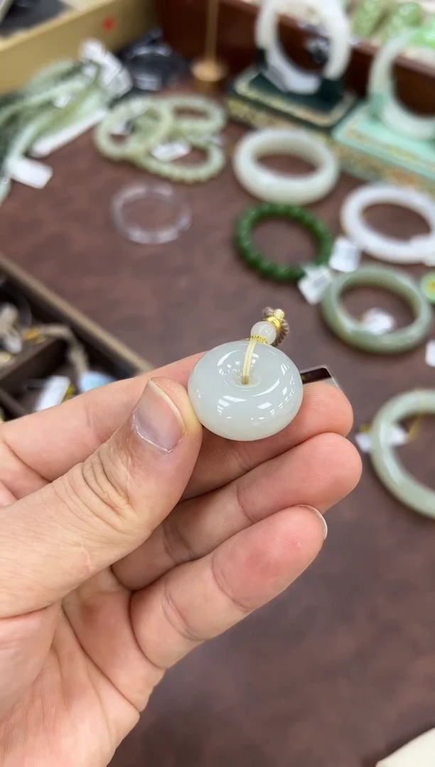 颈饰未镶嵌和田玉野牛沟平安扣