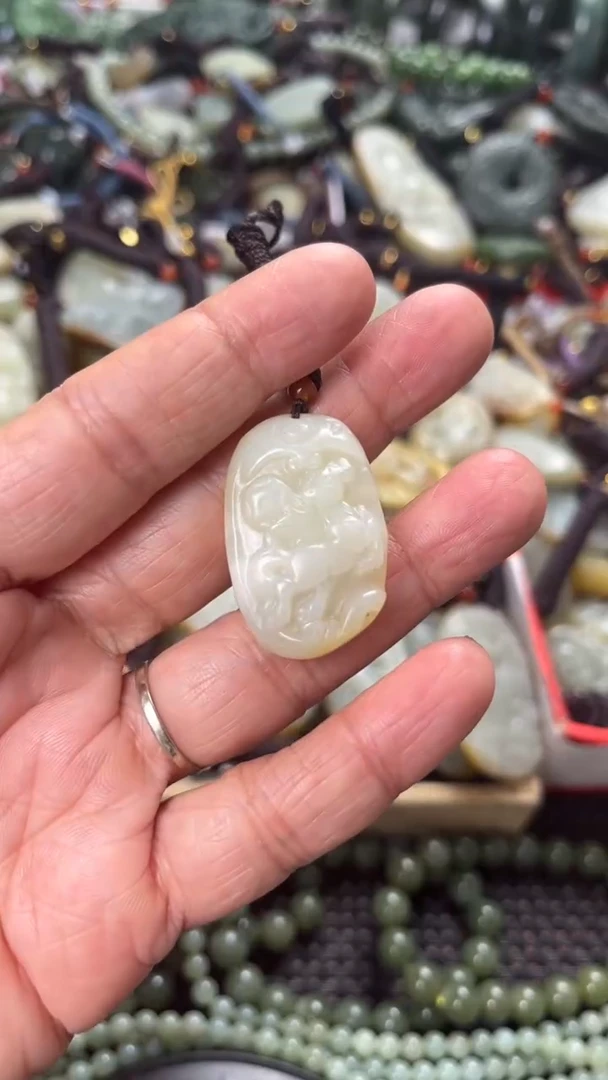 【闪购商品】和田玉颈饰未镶嵌多样性发货没有证书，拍一发一.有瑕