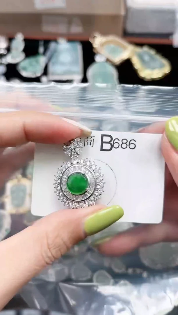 【闪购商品】翡翠颈饰未镶嵌686赠皮绳