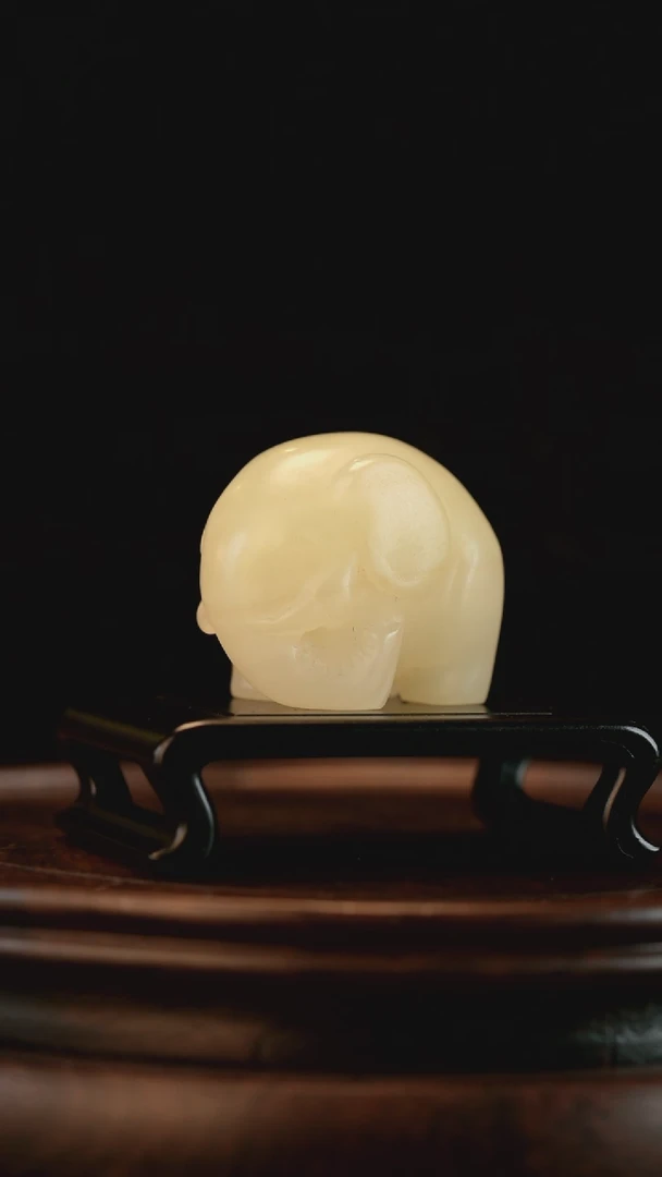 云南石竹叶青雕刻：如意小象