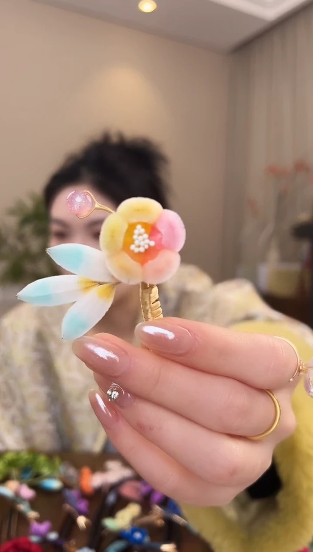 刺绣糖果色胖绒边夹