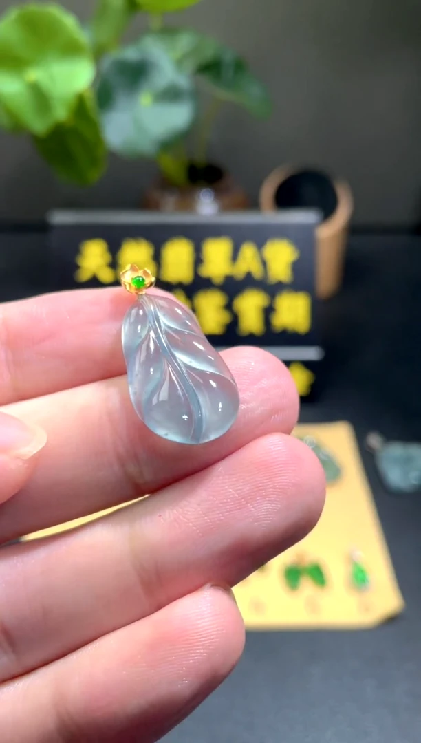 颈饰18K金镶嵌翡翠翡翠A货