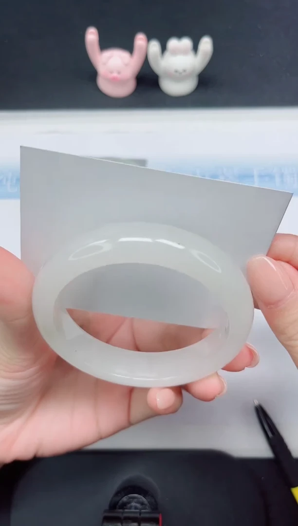 【闪购商品】石英质玉手镯未镶嵌85-58.4有矿点，介意勿拍