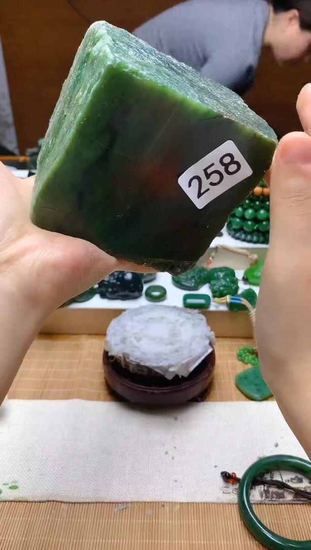 未镶嵌和田玉（碧玉）珠宝半成品1