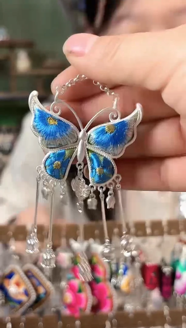 ?****?彩云南阁非遗老绣饰品385