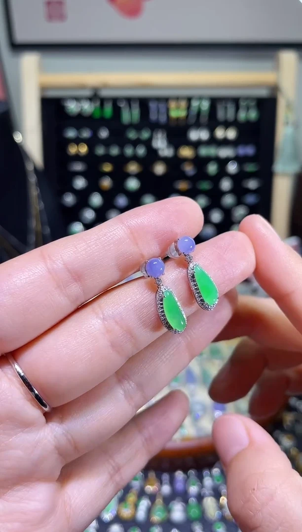 颈饰18K金镶嵌翡翠高冰双色水滴提溜