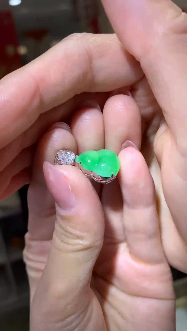 颈饰18K金镶嵌翡翠|不退不换