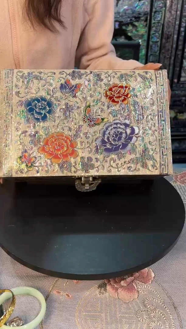 鱼锁全满贝·弘贝雅螺钿漆器文化馆