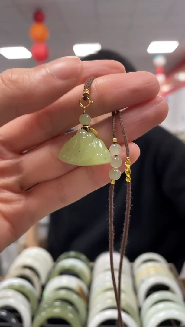 颈饰银S925镶嵌和田玉靠山挂件一件