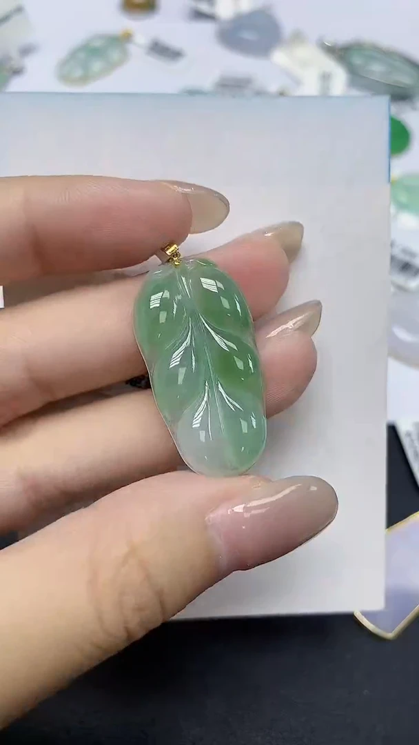 翡翠18K金镶嵌颈饰天然缅甸翡翠A货