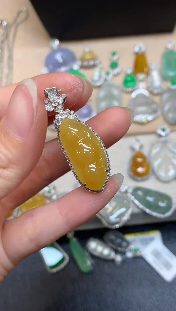 颈饰18K金镶嵌翡翠福豆【无服务费