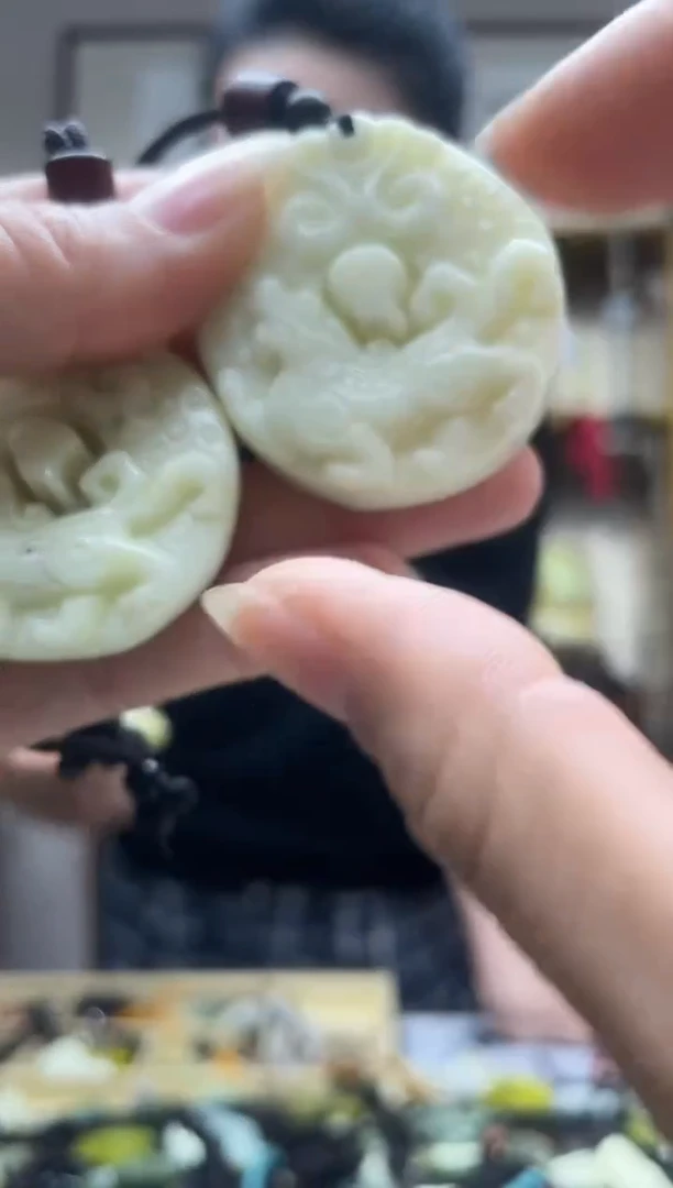 未镶嵌岫玉吊坠`