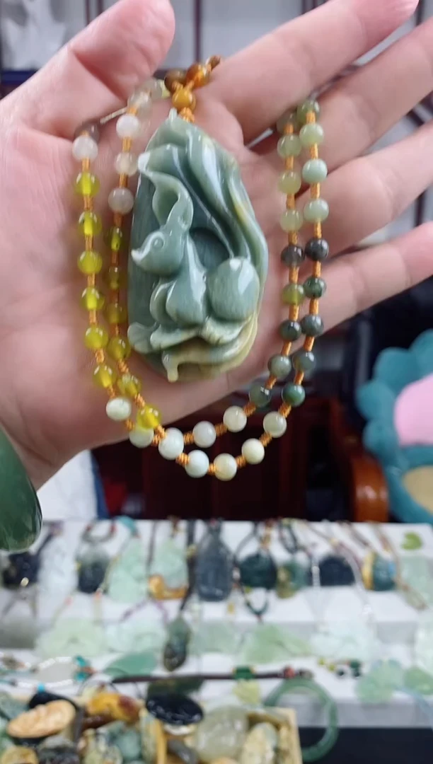 未镶嵌岫玉颈饰1