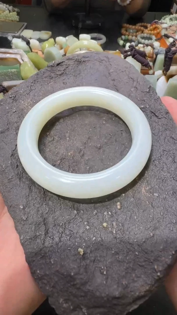 颈饰未镶嵌和田玉手镯