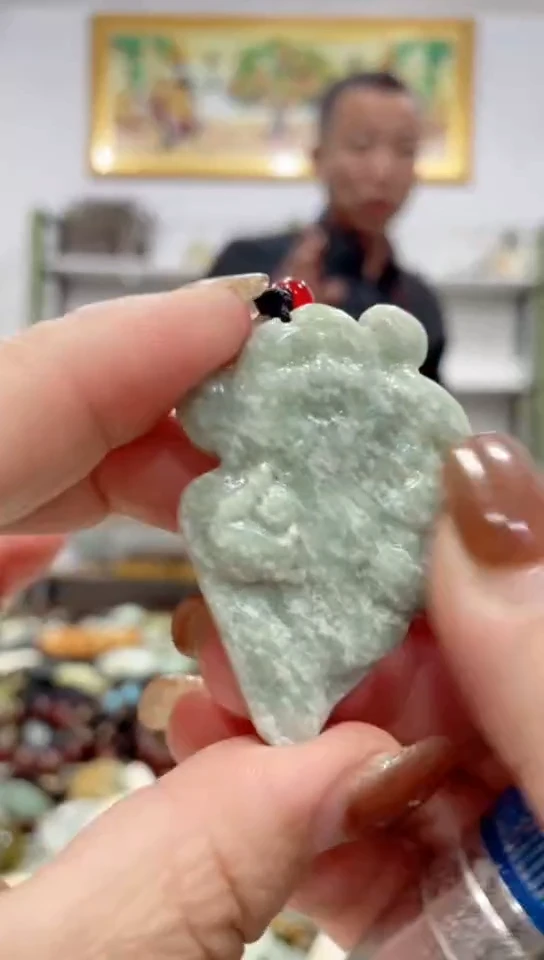 未镶嵌蛇纹石玉吊坠