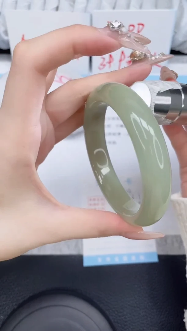 未镶嵌手镯石英质玉42-63.1